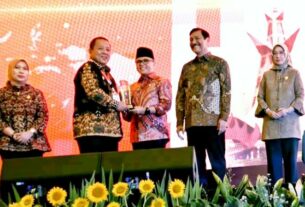 Gubernur Arinal Djunaidi Menerima Penghargaan Digital Government Award