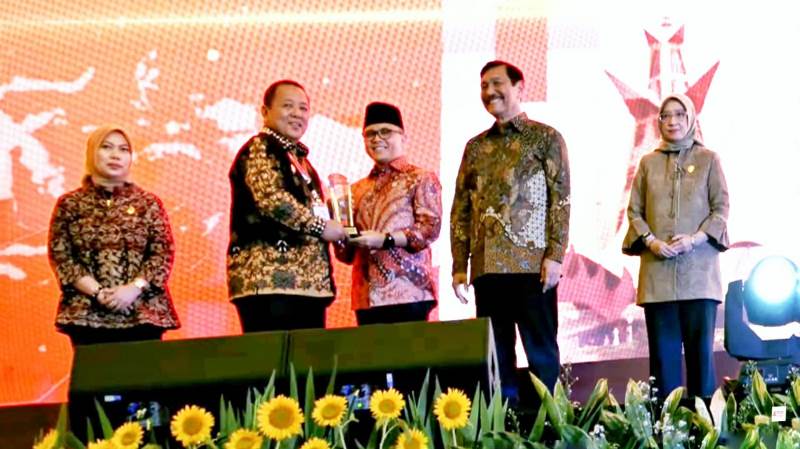 Gubernur Arinal Djunaidi Menerima Penghargaan Digital Government Award