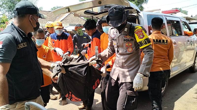 Ibu dan Anak Korban Longsor Kampung Juku Batu Banjit Berhasil Ditemukan Tim Pencari