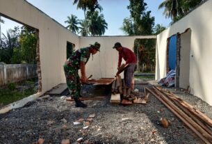 Ikut Bantu Rehab Rumah, Bukti Nyata Babinsa Koramil 03/Kaway XVI Peduli Dengan Kehidupan Warga Binaannya