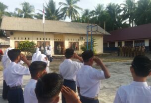 Jadi Pembina Upacara Di SMPN Pasi Mali, Babinsa Koramil 10/Woyla Barat Sampaikan Pesan Danramil