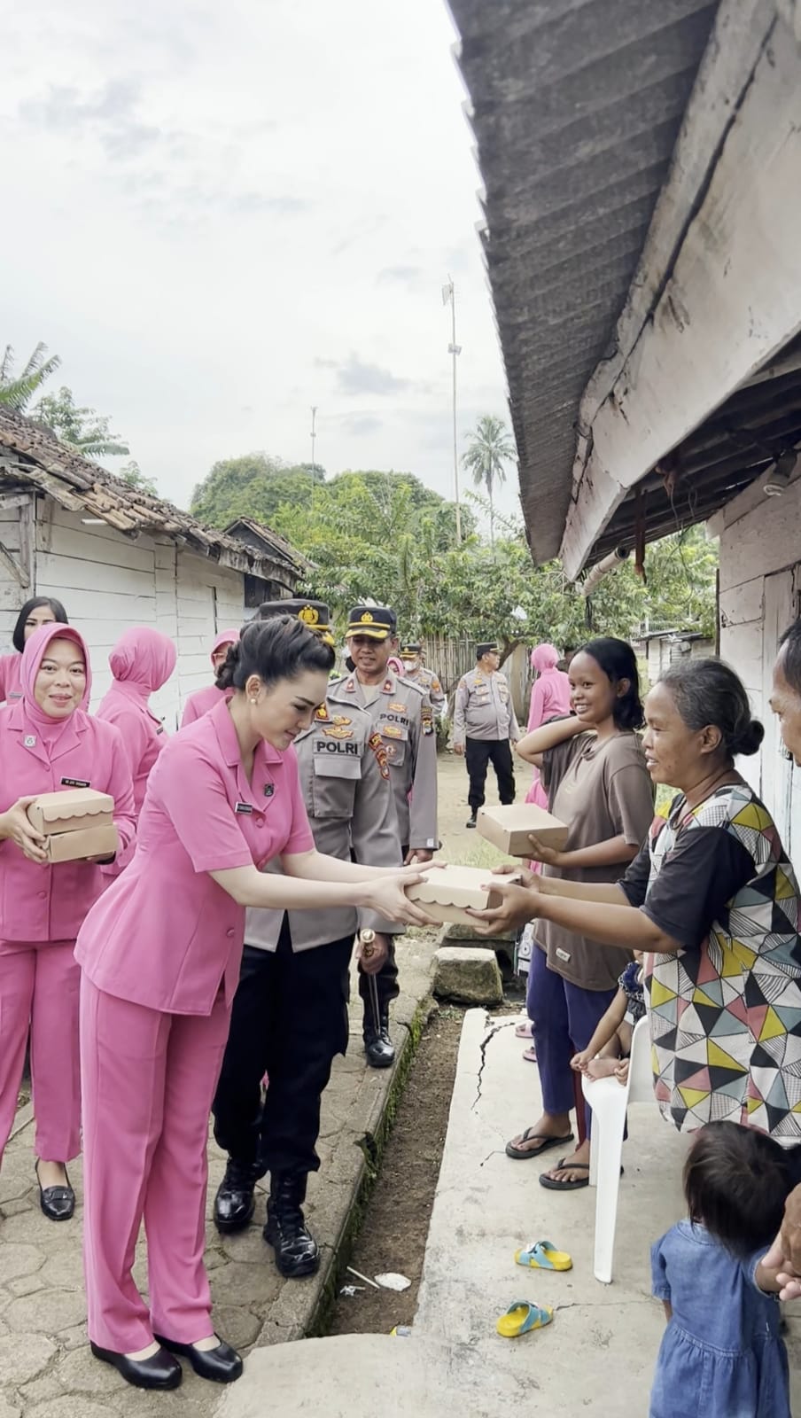 Jajaran Polres Lampung Utara Bersama Bhayangkari Berbagi Berkah Ramadhan