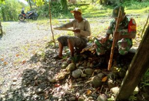 Jalin Keakraban, Babinsa Koramil 01/Sungai Mas Rela Bantu Warga Binaan Kupas Kulit Tebu