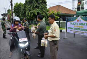 Jelang Berbuka Puasa, Kodim 0735/Surakarta Bagikan Takjil Gratis Bagi Pengguna Jalan