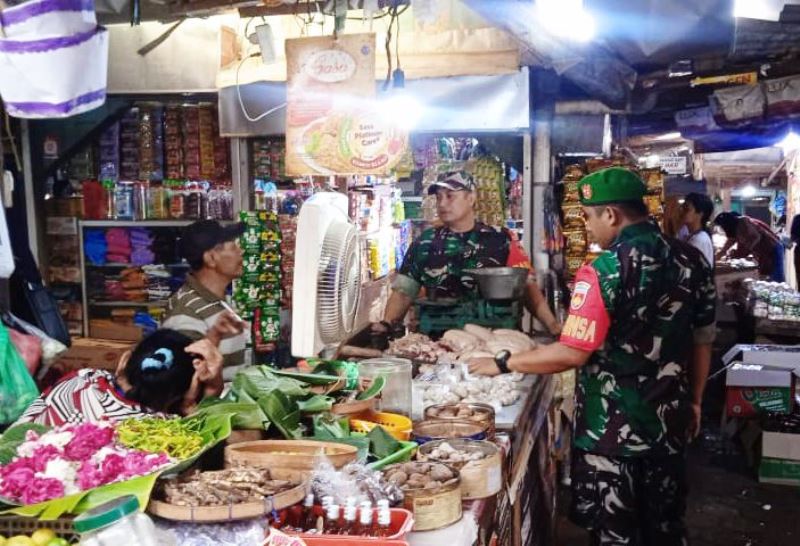 Jelang Bulan Suci Ramadhan, Personil Koramil Pracimantoro Pantau Harga Sembako