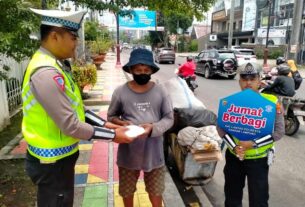 Jumat Berkah, Sat Lantas Polresta Bandar Lampung Bagikan Nasi Kotak Kepada Masyarakat