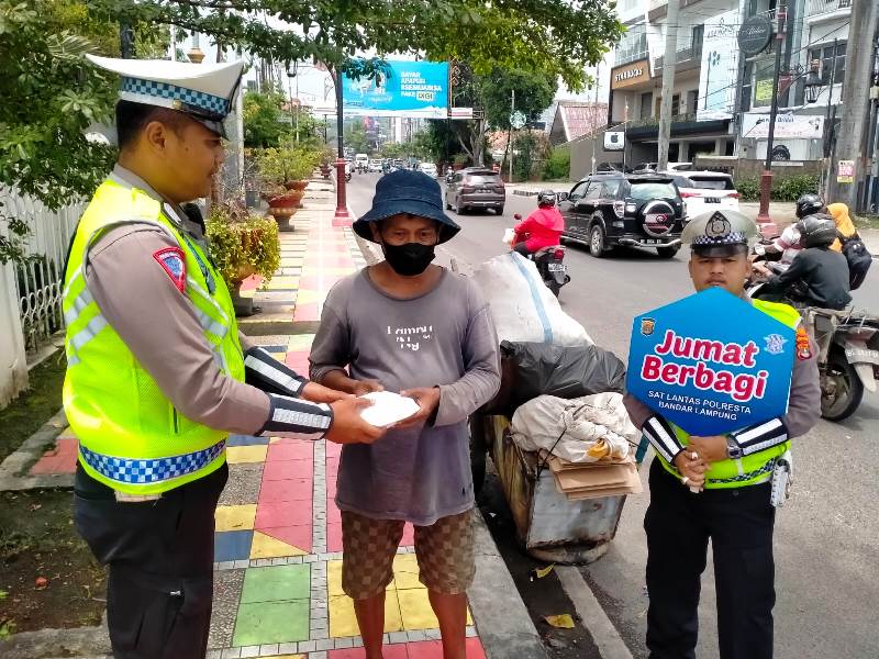 Jumat Berkah, Sat Lantas Polresta Bandar Lampung Bagikan Nasi Kotak Kepada Masyarakat