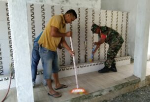 Jum'at Bersih, Babinsa Posramil 05/PC Ajak Masyarakat Gotong Royong Bersihkan Lingkungan Masjid Di Desa Meunuang Kinco