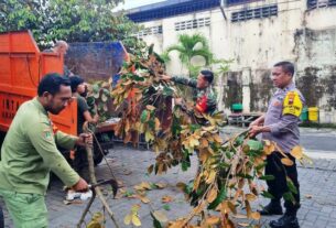 Jum’at Bersih, Babinsa dan Aparat Kelurahan Tipes Adakan Kerja Bakti