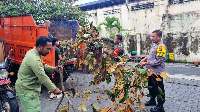 Jum’at Bersih, Babinsa dan Aparat Kelurahan Tipes Adakan Kerja Bakti