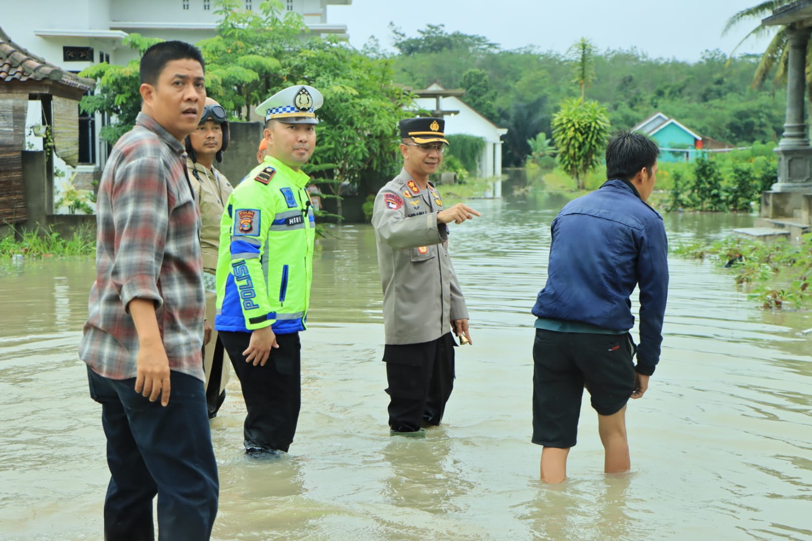 Kapolres Tulang Bawang Barat Cek Banjir dan Siapkan Pelayanan Kesehatan.