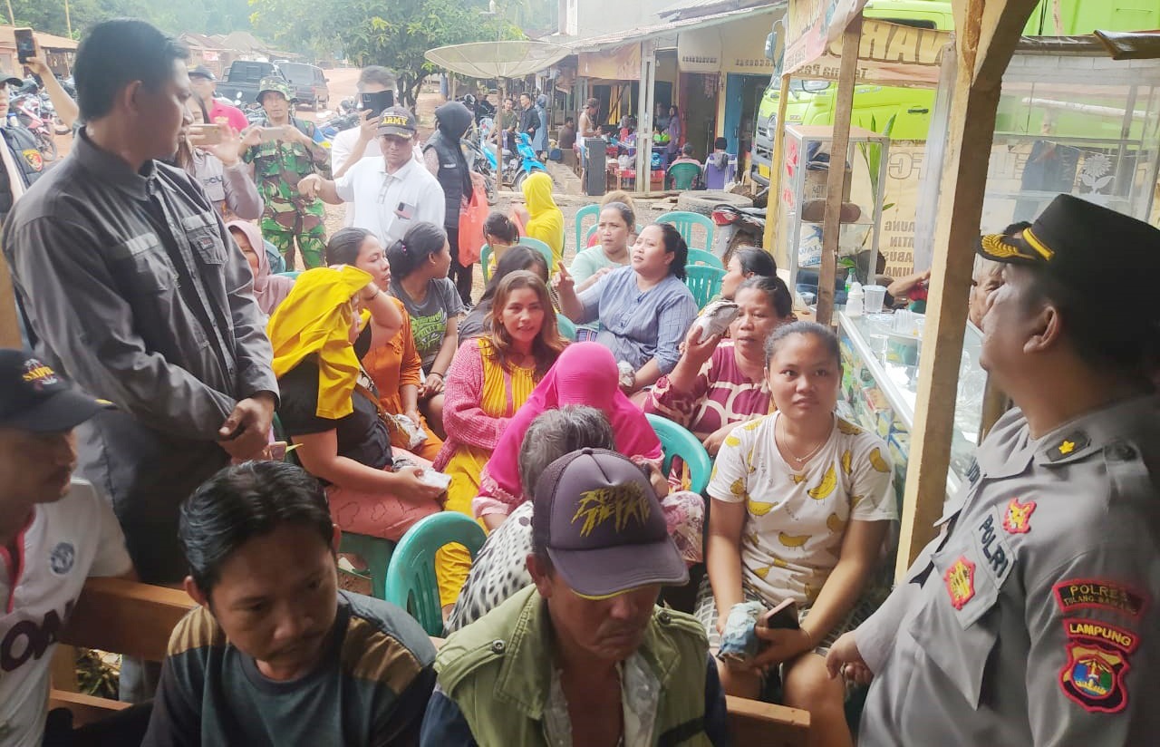 Kapolres Tulang Bawang Gelar Jum'at Curhat di Lokasi Banjir, Warga Sampaikan Penyebab Terjadinya Bencana