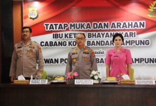 Kapolresta Bersama Ibu ketua Bhayangkari Berikan Arahan Kepada Polwan dan Bhayangkari