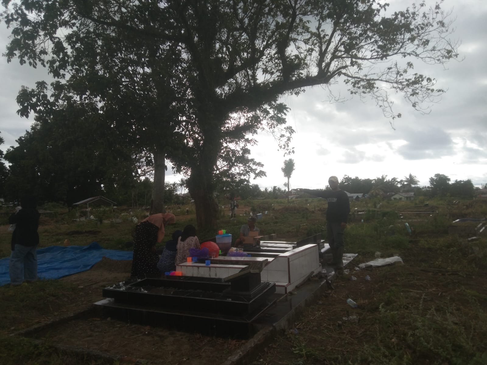 Karang Taruna Pasar Kota Krui Bakti Sosial TPU Pulau Balak