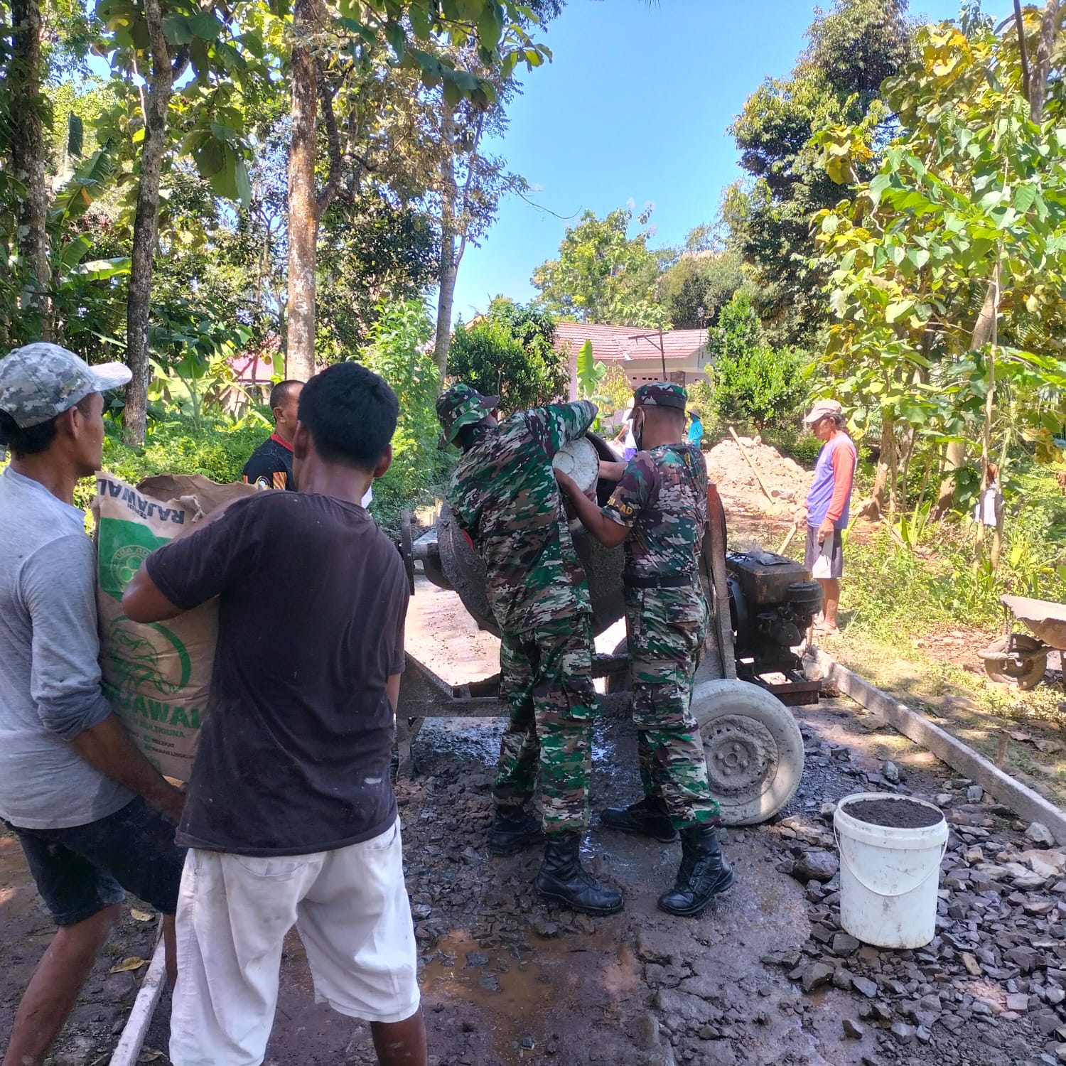 Karya Bakti Babinsa Mlokomanis Wetan Bantu Rabat Jalan Di Desa Binaan