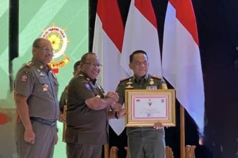 Kasat Pol PP Prov Lampung Terima Penghargaan Atas Penilaian Keberhasilan Penyelenggaraan Trantibum dan Linmas