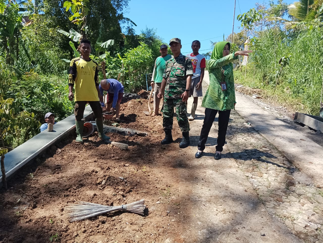 Kebersamaan Babinsa Koramil Bulukerto Dengan Warga Melalui Karya Bakti