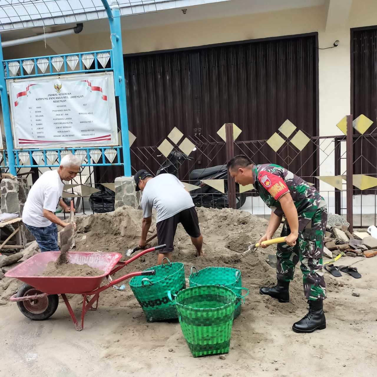 Kemanunggalan TNI dan Rakyat di Wujudkan dengan Kerja Bakti Babinsa & Warganya