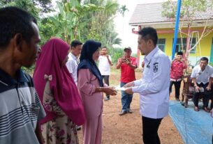 Wakil Bupati Lampura Serahkan Sertifikat PTSL Kepada Warga di Dua Kecamatan