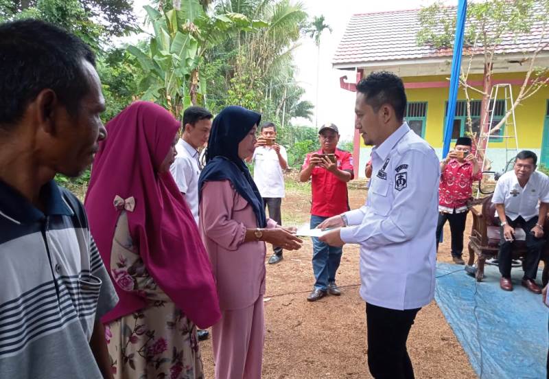 Wakil Bupati Lampura Serahkan Sertifikat PTSL Kepada Warga di Dua Kecamatan