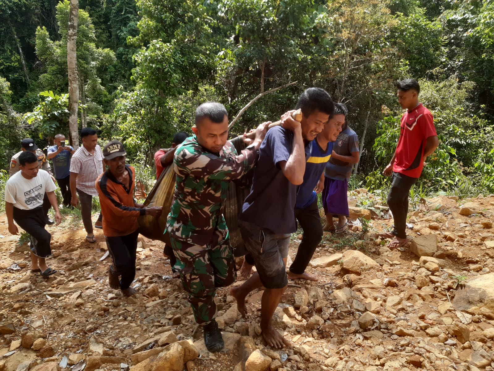 Kolaborasi TNI Dan Instansi Terkait Serta Masyarakat Evakuasi 2 Pelajar Korban Tenggelam Di Sungai Tempat Wisata Islami Air Terjun Pungkie