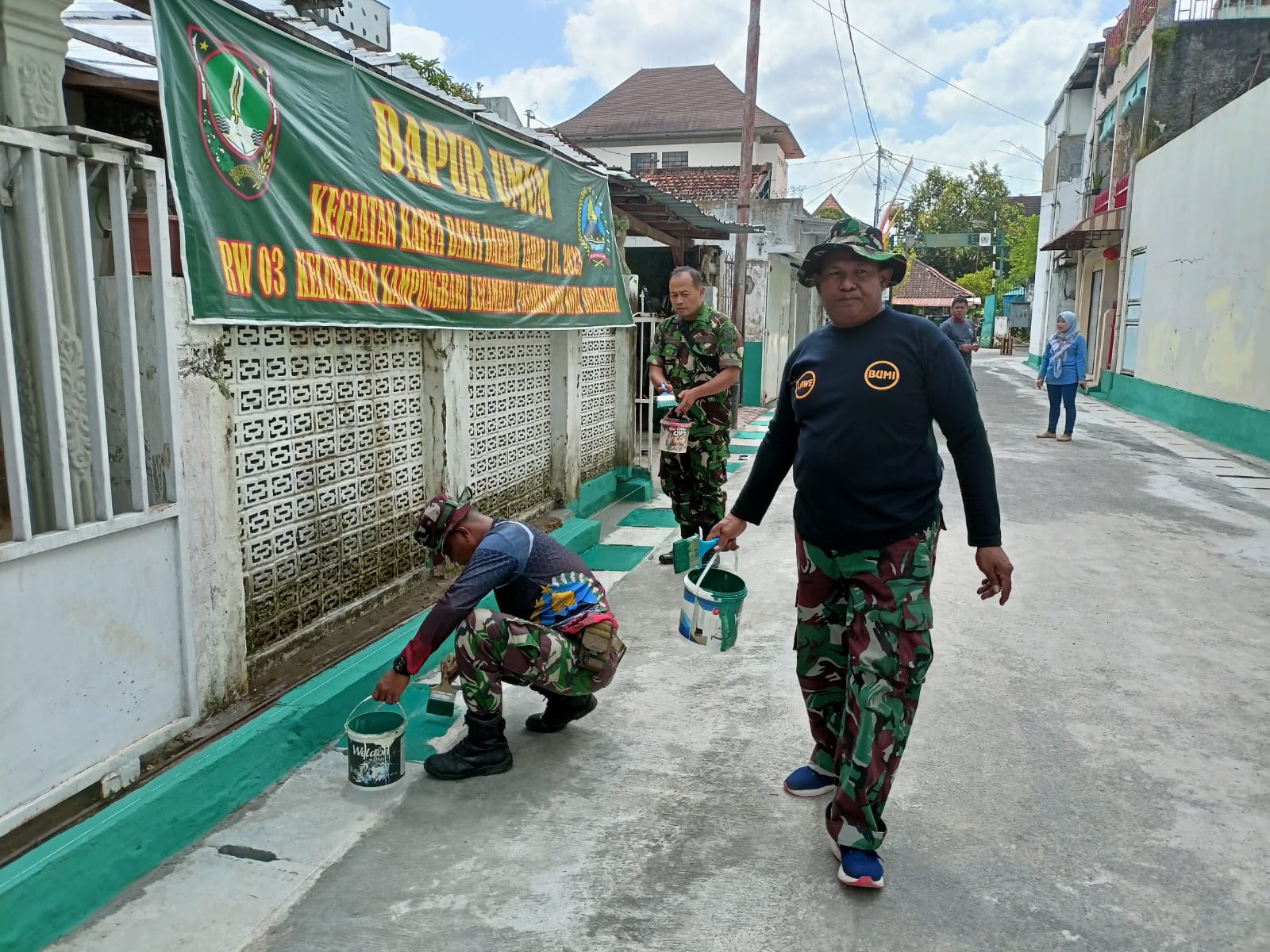 Kompak..!! Koramil 05/Pasar Kliwon Bersama Warga Laksanakan Pengecatan Sasaran Fisik KBD