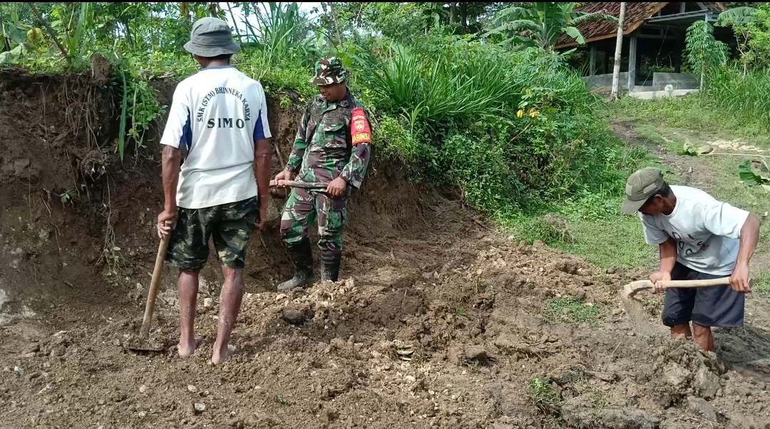 Kompak, Babinsa dan Warga Gotong Royong Perbaiki Jalan Makam