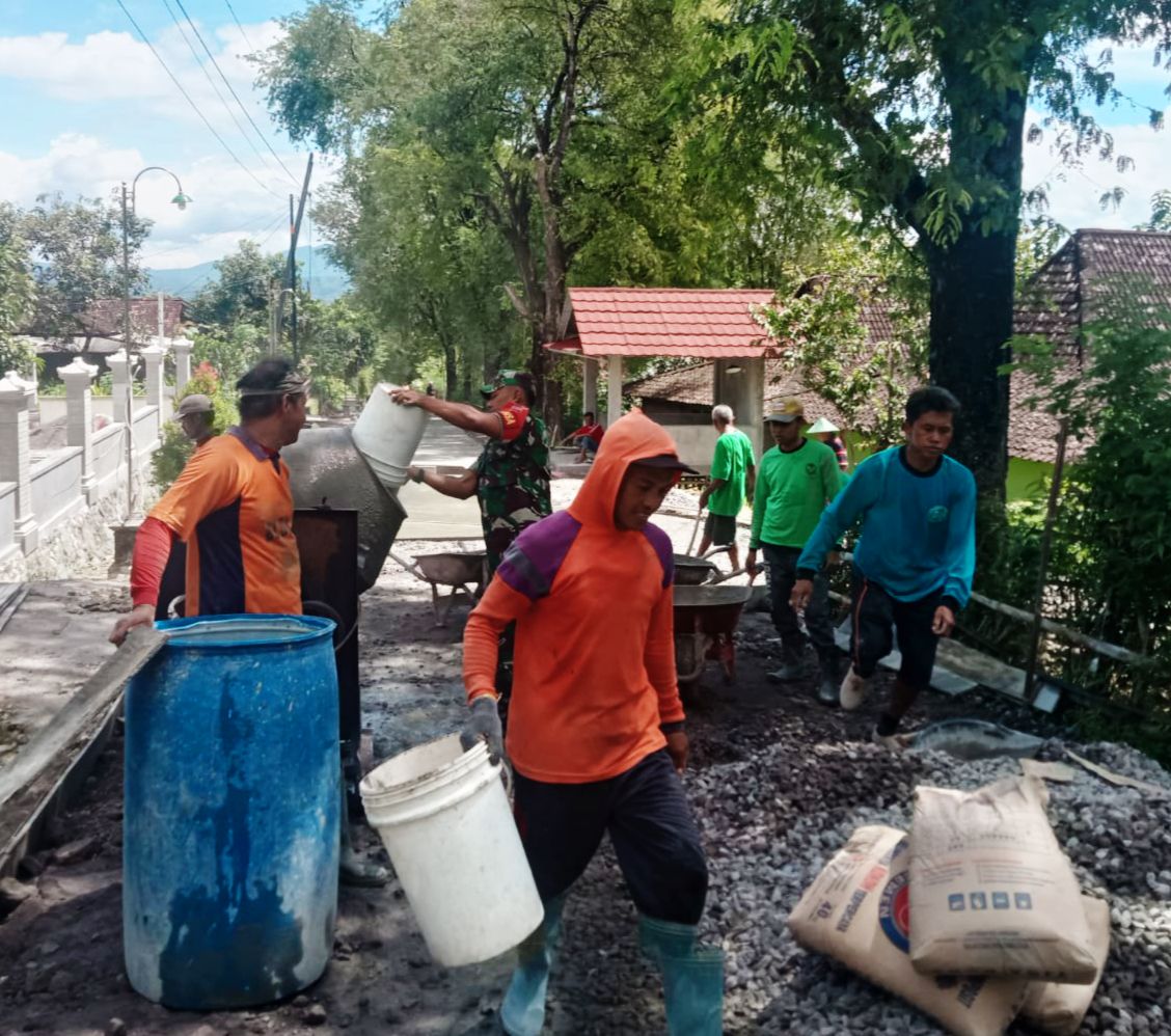 Koptu Rudiyanto!! Karya Bakti Cor Jalan Guna Perlancar Roda Perekonomian Di Desa