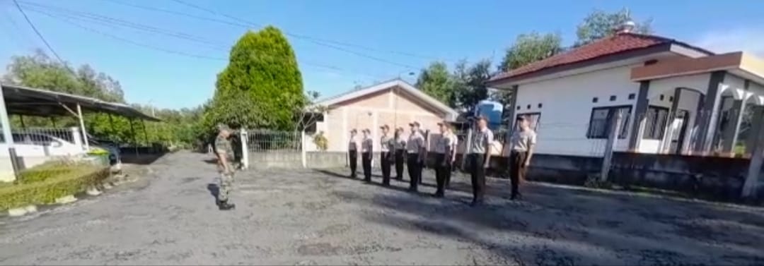 Latih Displin, Babinsa Jatilawang Latih PBB Satpam