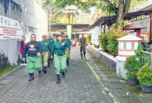 Latih Kemampuan PBB Linmas,  Babinsa Kelurahan Sriwedari Turun Langsung Ke Lapangan