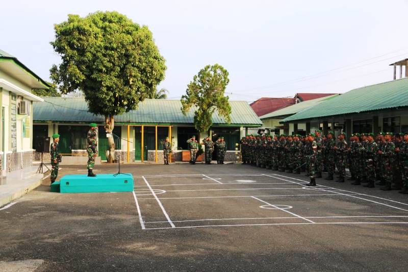 Lewat Upacara Bendera, Kasdim 0105/Abar Ajak Prajurit Muslim Menyongsong Ramadhan Dengan Penuh Gembira