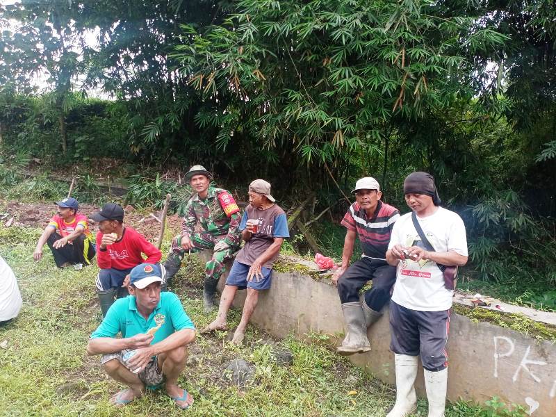 Manfaatkan Waktu Istirahat, Babinsa Cepogo Komsos dengan Warga