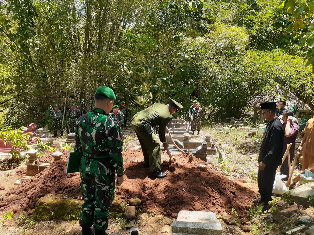 Mantan BatiTuud 19/Purwantoro Meninggal Dunia, Kapten Inf Cris Pimpin Prosesi Pemakaman Militer