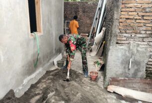 Manunggal dengan Rakyat Babinsa Kelurahan Sumber Bantu Renovasi RTLH di Wilayah Binaan