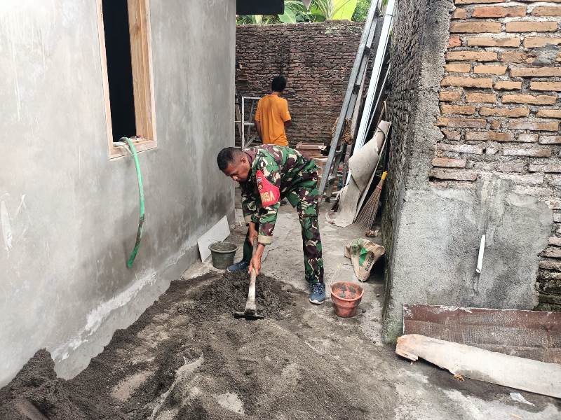 Manunggal dengan Rakyat Babinsa Kelurahan Sumber Bantu Renovasi RTLH di Wilayah Binaan