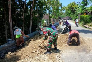 Manunggal dengan Rakyat, Babinsa Gotong Royong Uruk Jalan