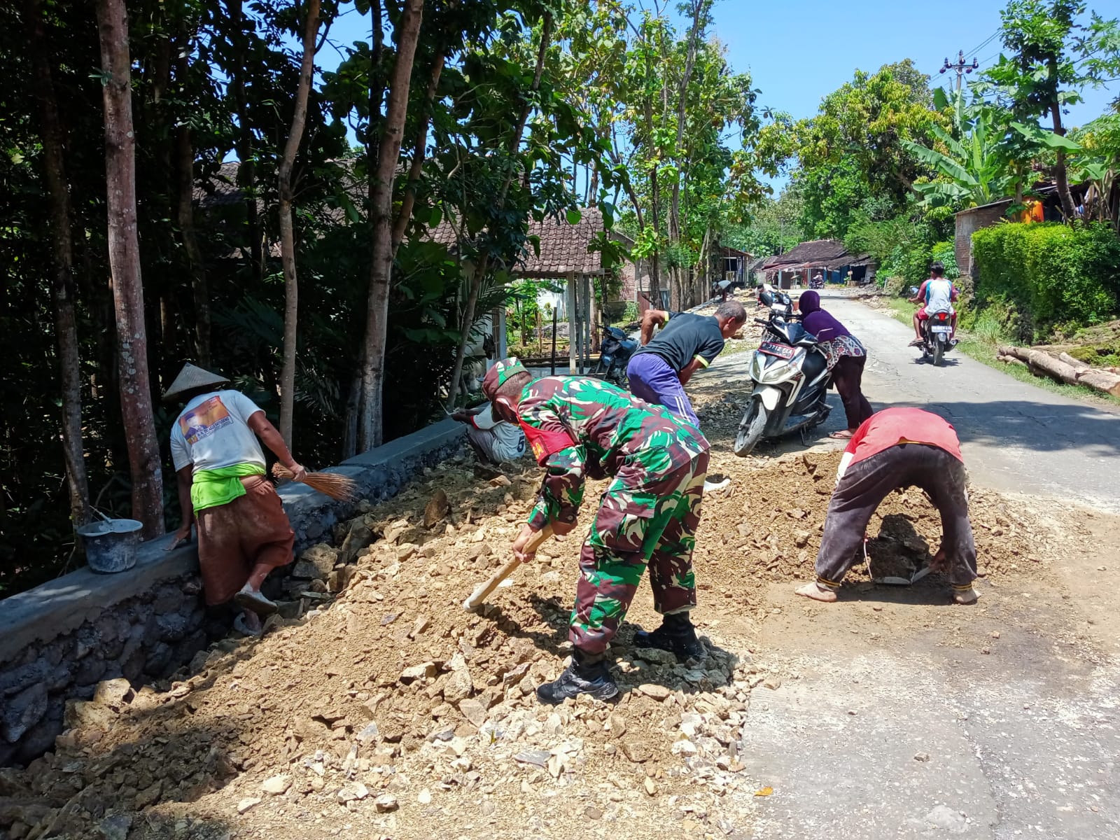 Manunggal dengan Rakyat, Babinsa Gotong Royong Uruk Jalan