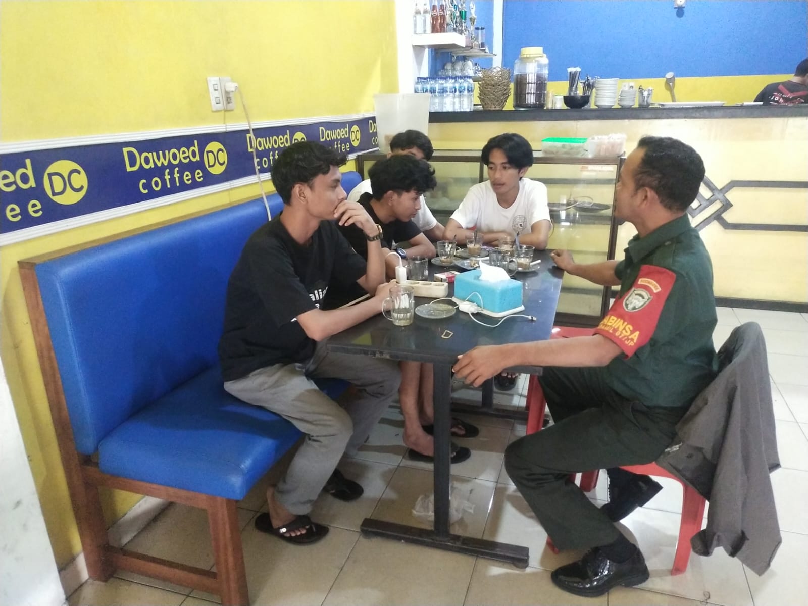 Media Warong Kopi, Dimanfaatkan Babinsa Koramil 07/Johan Pahlawan Untuk Ajang Sosialisasi
