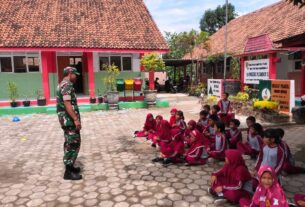 Melalui Binwanwil, Babinsa Berikan Materi Wasbang Kepada Murid SDN 2 Plumbon