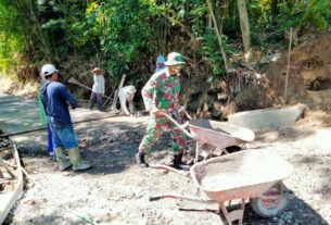 Membangun Desa, Babinsa Desa Doyong Kerja Bakti Bantu Pengecoran Jalan