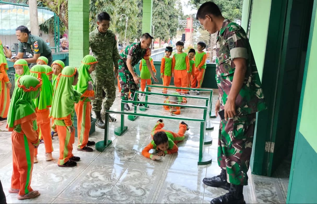 Mengenal TNI Lebih Dekat, Puluhan Anak TK Ibnu Sina Datangi Markas Koramil Jatisrono