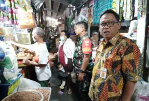 Pantau Perkembangan Harga Sembako, Babinsa dan Lurah Pasar Hardjodaksino Sidak Ke Para Penjual