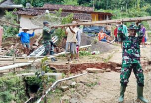 Pasca Becal Tanah Bergerak, Personil Koramil Batuwarno Karya Bakti Bersama Warga