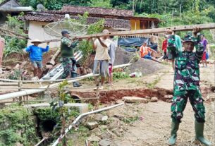 Pasca Becal Tanah Bergerak, Personil Koramil Batuwarno Karya Bakti Bersama Warga