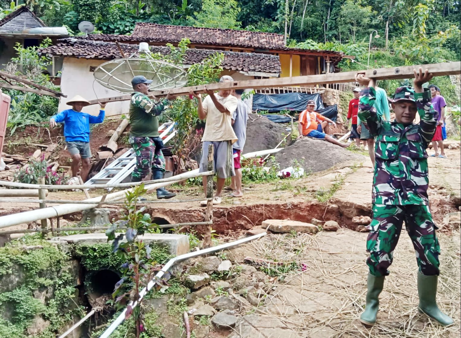 Pasca Becal Tanah Bergerak, Personil Koramil Batuwarno Karya Bakti Bersama Warga