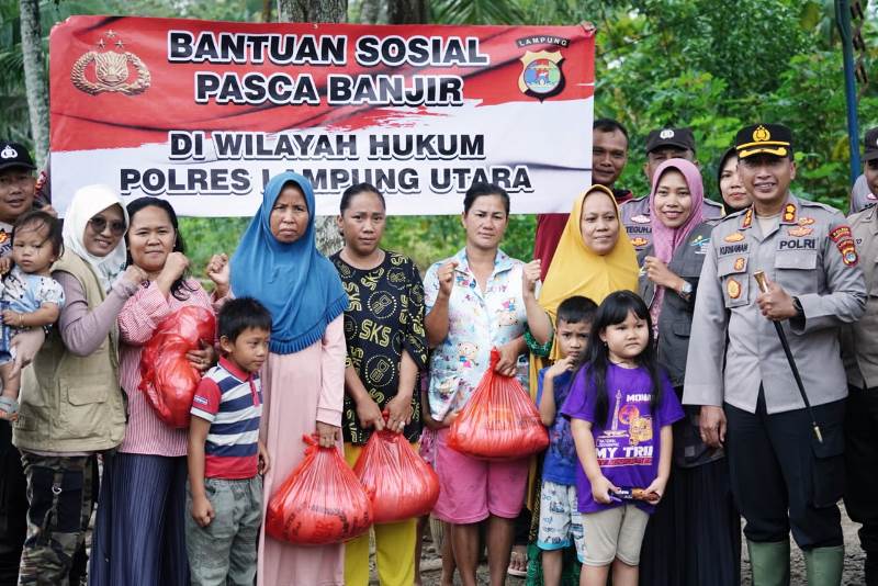 Pasca Bencana Banjir, Polres Lampura Terus Salurkan Bantuan Kepada Warga Terdampak Banjir