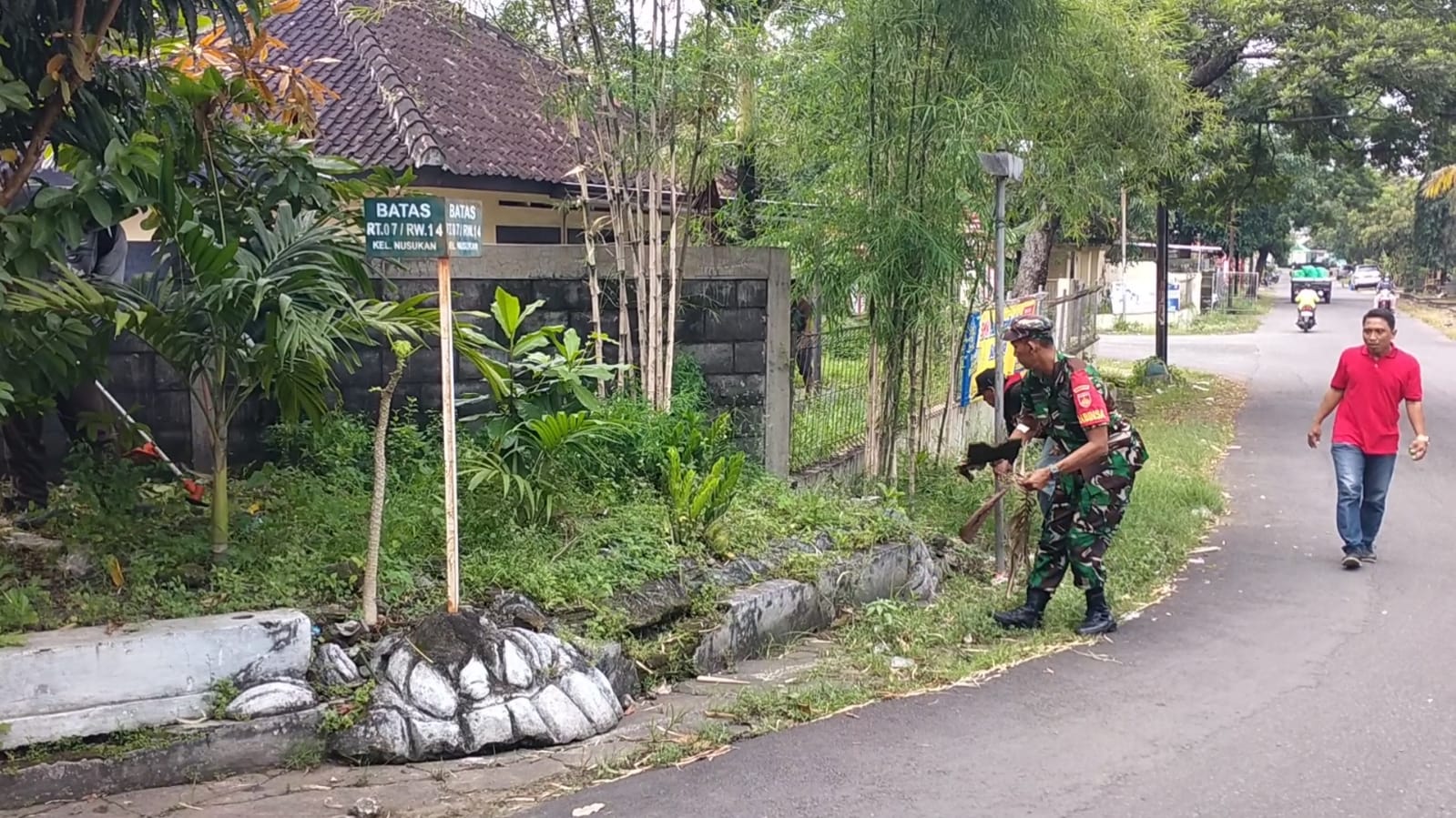 Peduli Kebersihan Lingkungan, Babinsa Kelurahan Nusukan Kerja Bakti Bersama Warga