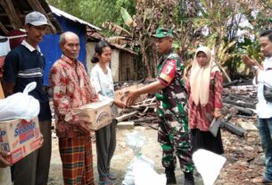 Peduli Korban Kebakaran, Babinsa Kepohbaru Bojonegoro berikan Bantuan Sembako ke Warga