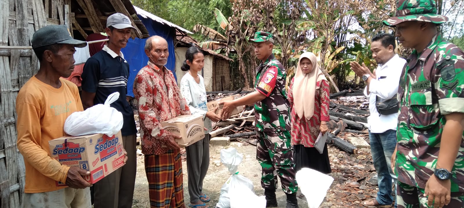 Peduli Korban Kebakaran, Babinsa Kepohbaru Bojonegoro berikan Bantuan Sembako ke Warga