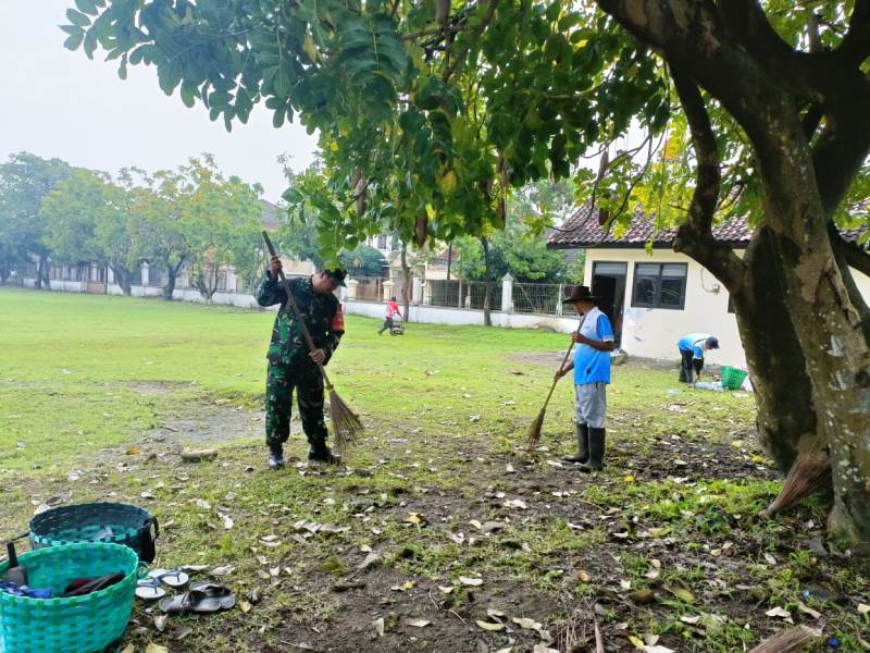 Peduli Lingkungan, Babinsa Jajar Bersama Pegawai Dispora Laksanakan Pembersihan